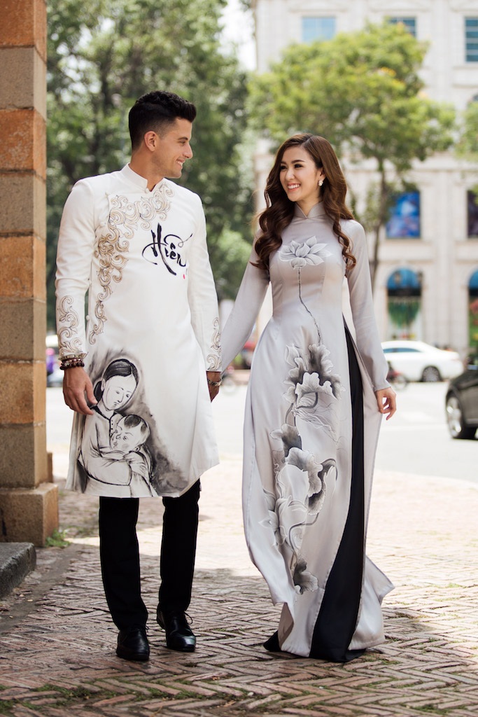 Bắt gặp học trò Phạm Hương tình tứ bên Nam vương Đại sứ Hoàn cầu - 7 Ngọc Loan đặc biệt chọn cho anh bộ áo dài màu trắng với chữ “Hiếu” cùng hình ảnh tình mẹ ấm áp. Cô giải thích cho anh về ý nghĩa hoạ tiết áo dài khiến anh rất xúc động và càng yêu mến áo dài Việt hơn.