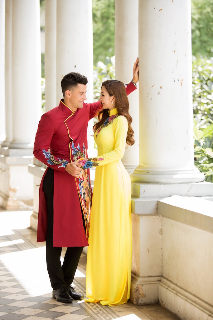 Bắt gặp học trò Phạm Hương tình tứ bên Nam vương Đại sứ Hoàn cầu - 8
Ngọc Loan cũng tận tình giúp anh mặc áo, cách đi đứng sao cho đúng văn hoá mặc áo dài của người Việt. Bên cạnh Nam vương, Ngọc Loan cũng diện các áo dài nền nã, khoe vẻ đẹp yểu điệu, dịu dàng.