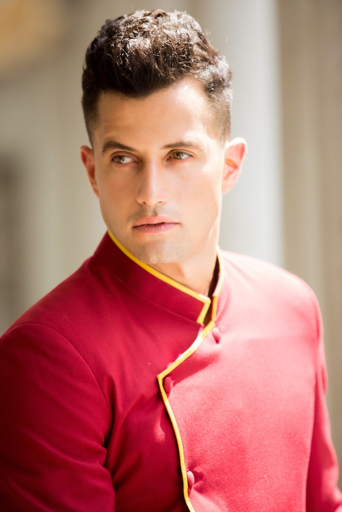 Bắt gặp học trò Phạm Hương tình tứ bên Nam vương Đại sứ Hoàn cầu - 9 Nam vương Christian Daniel Ortiz đã không ngớt lời khen ngợi vẻ đẹp dịu dàng nơi Ngọc Loan. Đây là hình ảnh mà anh cảm thấy say đắm nhất với cô bạn đồng hành trong những ngày anh lưu lại Việt Nam này.