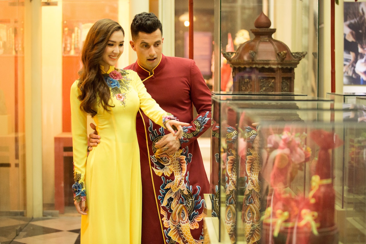 Bắt gặp học trò Phạm Hương tình tứ bên Nam vương Đại sứ Hoàn cầu - 5 Trong các thiết kế áo dài nền nã, mang những hoạ tiết rất Việt Nam, Nam vương Christian Daniel Ortiz và cô học trò 9x của Phạm Hương vô cùng đẹp đôi khi cùng nhau đi dạo.