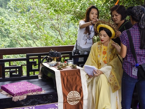 Những lí do khiến phim cổ trang Việt dù đầu tư tiền tỉ vẫn bị chê - 5 Cảnh chuẩn bị trang phục cho nhân vật Tấm trong phim Tấm Cám: Chuyện chưa kể. Ảnh: TL.