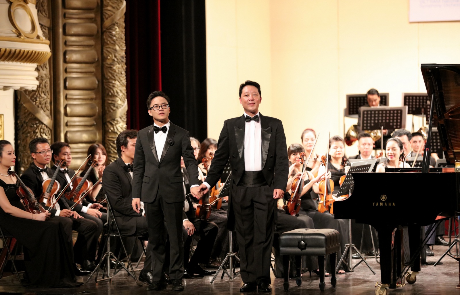 Dương Thùy Linh cùng chồng đi cổ vũ “thần đồng” Piano Nguyễn Việt Trung - 2 Đây là lần thứ hai Nguyễn Việt Trung có cơ hội được chơi cùng Dàn nhạc Giao hưởng Việt Nam. 4 năm trước, khi mới 16 tuổi, anh đã có 2 đêm diễn riêng cùng dàn nhạc.