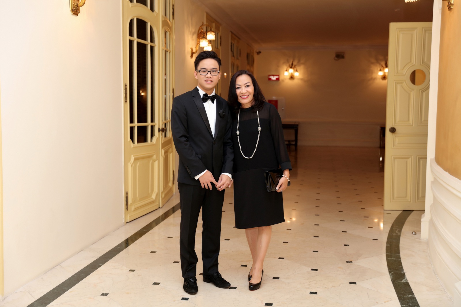 Dương Thùy Linh cùng chồng đi cổ vũ “thần đồng” Piano Nguyễn Việt Trung - 6 Nguyễn Việt Trung và mẹ.