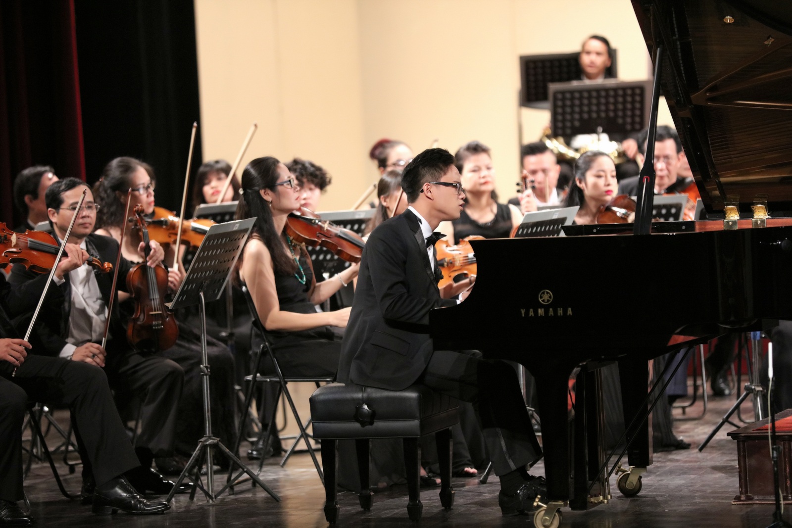 Dương Thùy Linh cùng chồng đi cổ vũ “thần đồng” Piano Nguyễn Việt Trung - 3 Tối qua, Nguyễn Việt Trung đã mở màn với bản Rosamunde của Schebert và concerto số 2 của Chopin.