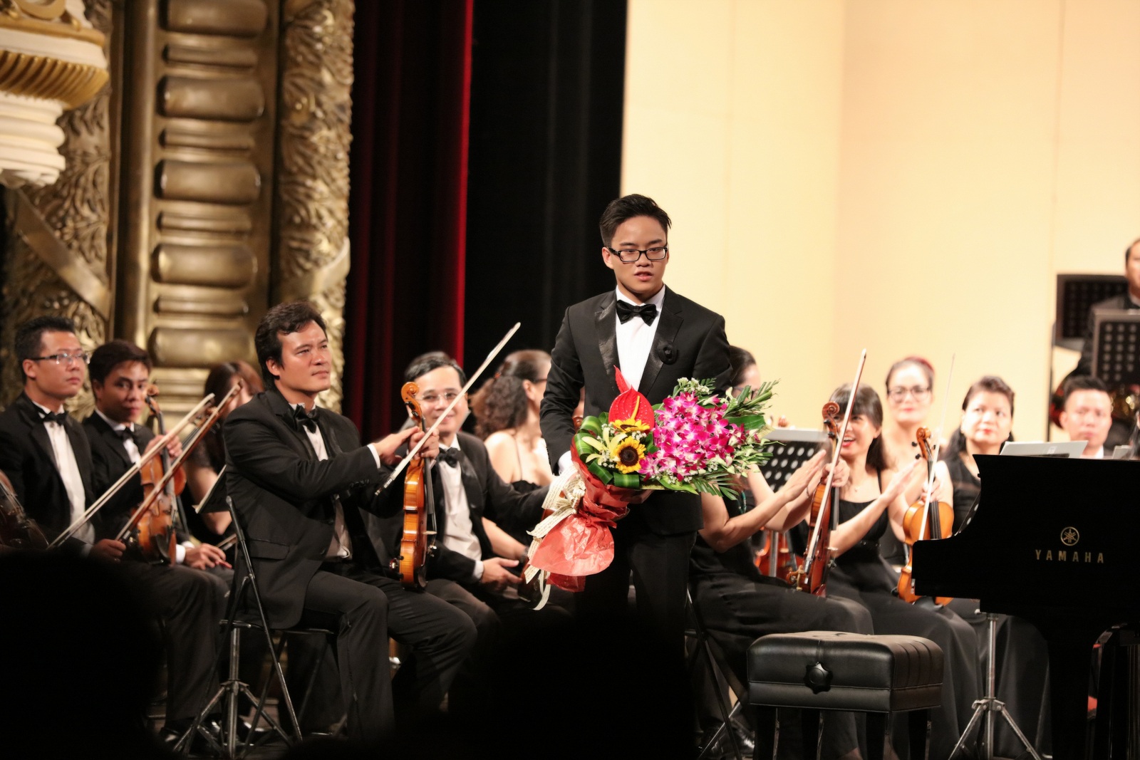 Dương Thùy Linh cùng chồng đi cổ vũ “thần đồng” Piano Nguyễn Việt Trung - 1 Nhân dịp về nước thăm gia đình, nghệ sĩ piano Nguyễn Việt Trung - người vẫn được truyền thông ca ngợi là “thần đồng” Piano, “người kế thừa của Đặng Thái Sơn” đã có buổi biểu diễn cùng Dàn nhạc Giao hưởng Việt Nam, dưới sự chỉ huy của nhạc trưởng Lê Phi Phi vào tối qua (24/8) tại Nhà hát Lớn.