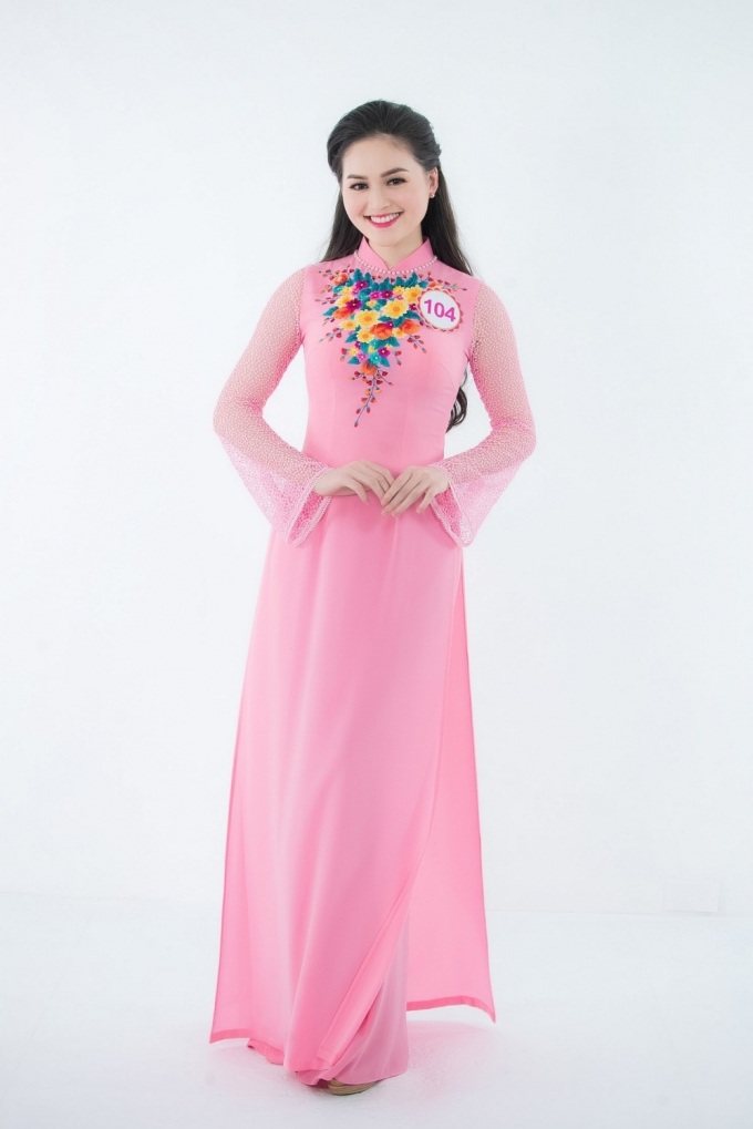 
Dù không quá nổi bật về chiều cao (1m68), Trần Thị Thu Hiền thu hút người đối diện bởi vẻ đẹp trong sáng. Với Thu Hiền, dự thi Hoa hậu Việt Nam là ước mơ từ thuở nhỏ của cô gái đến từ Lâm Đồng, giúp cô có được những trải nghiệm đẹp của tuổi trẻ. Nhiều khán giả cũng ưu ái cho rằng Thu Hiền trông giống Hoa hậu Thế giới Người Việt 2010 - Diễm Hương bởi nụ cười ngọt ngào.
