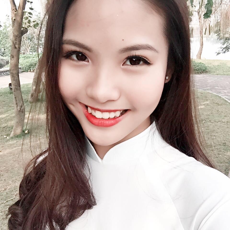 Ảnh xinh lung linh của vợ Chí Anh - 2 Cô từng là nữ sinh “hot” nhất trường THPT Việt Đức (Hà Nội) khi giành chiến thắng ở cuộc thi Cán bộ Đoàn tài năng - tiền thân là Miss Việt Đức.