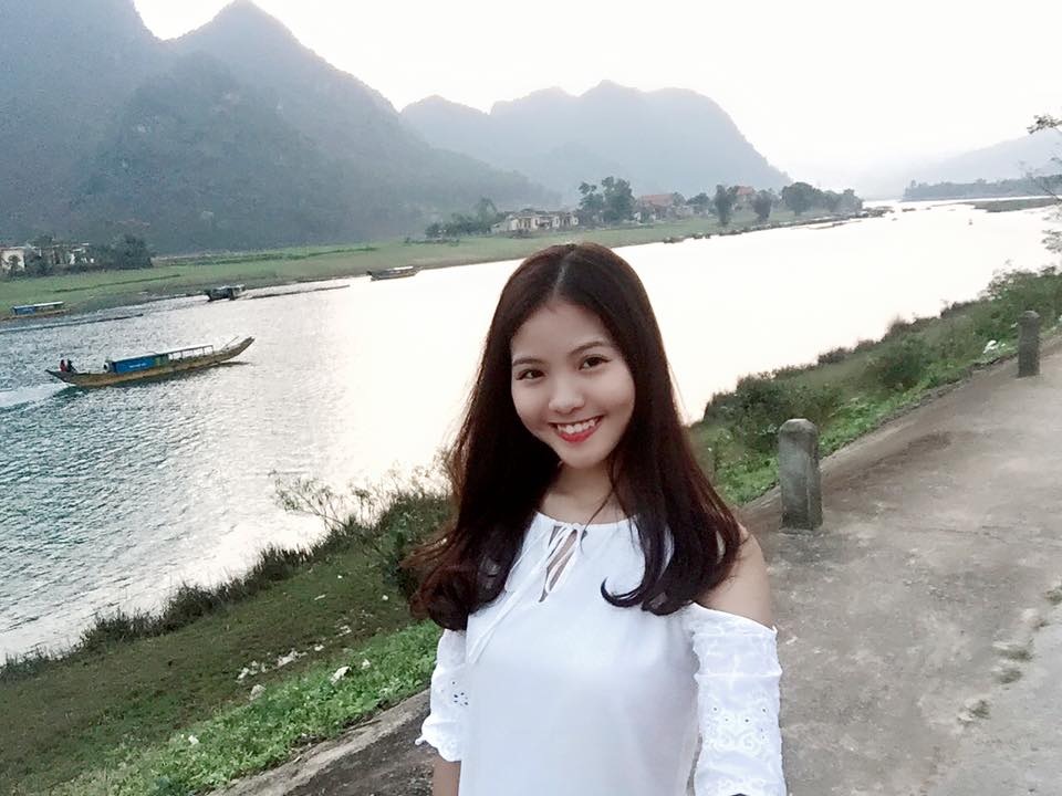 Ảnh xinh lung linh của vợ Chí Anh - 5 Cô được nhiều bạn bè đánh giá là có khuôn mặt xinh xắn, đôi má lúm đồng tiền duyên dáng và rất hay cười. Cô không chỉ thân thiện mà còn ghi điểm với bạn bè vì thích sáng tạo, đồng thời luôn tự tin vào bản thân.