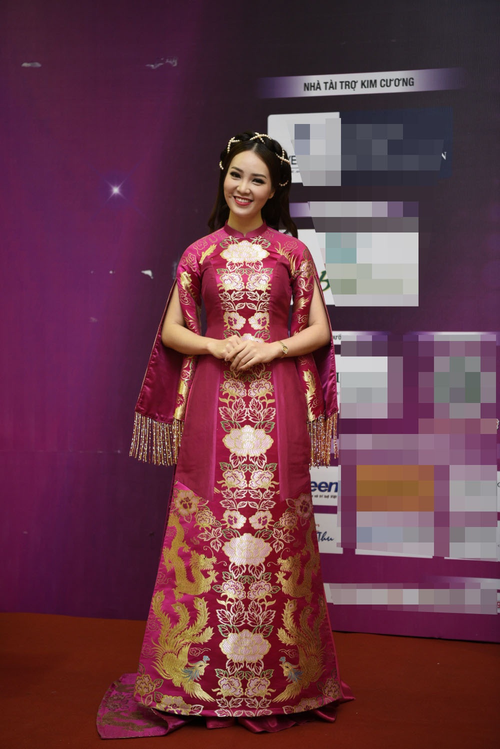 
Á hậu Thuỵ Vân trước giờ lên sân khấu
