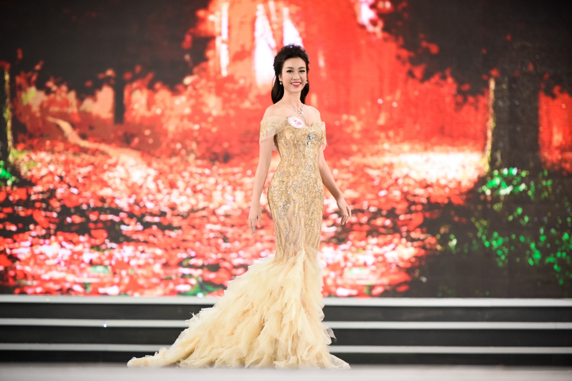 Nhan sắc rạng rỡ của Hoa hậu Đỗ Mỹ Linh ở phần thi trang phục dạ hội đêm Chung kết tối qua (28/8).