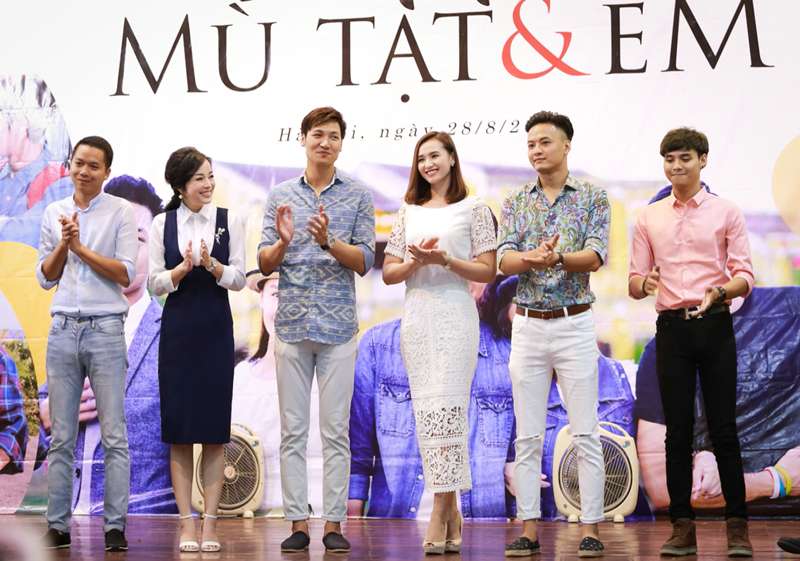 
Theo yêu cầu của đông đảo khán giả trẻ, báo Sinh viên Việt Nam đã phối hợp với Trung tâm Sản xuất Phim truyền hình Việt Nam (VFC) và trường Đại học Kinh tế Quốc dân tổ chức buổi giao lưu với đoàn phim “Zippo, Mù tạt và Em” vào tối qua (28/8).
