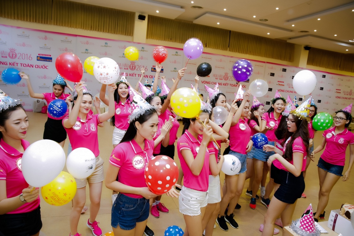 Bật mí chuyện ít biết phía sau hậu trường Hoa hậu Việt Nam 2016 - 5 Quậy tưng bừng trong tiệc sinh nhật của Lục Thu Thảo và Nguyễn Thuỳ Linh.