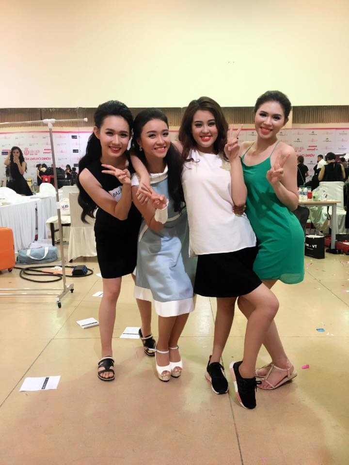 Bật mí chuyện ít biết phía sau hậu trường Hoa hậu Việt Nam 2016 - 3 Các người đẹp nhí nhảnh phía sau hậu trường.