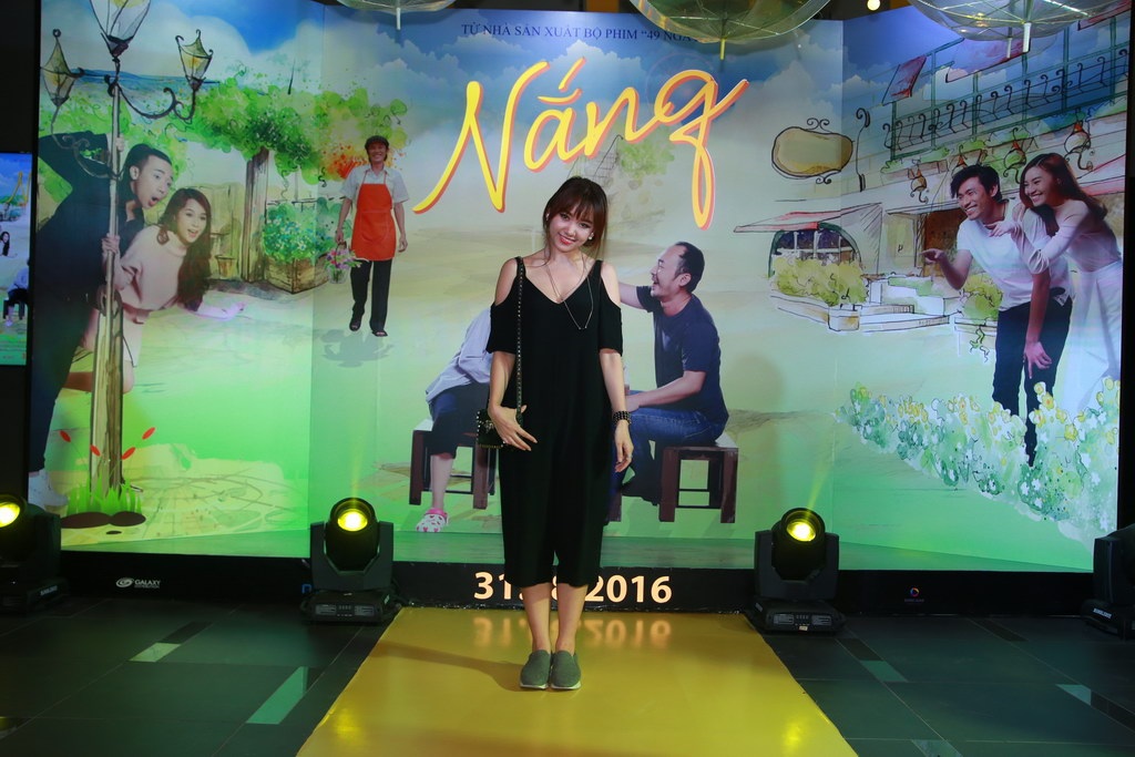 Hariwon âm thầm ra Hà Nội ủng hộ phim của bạn trai ra mắt.