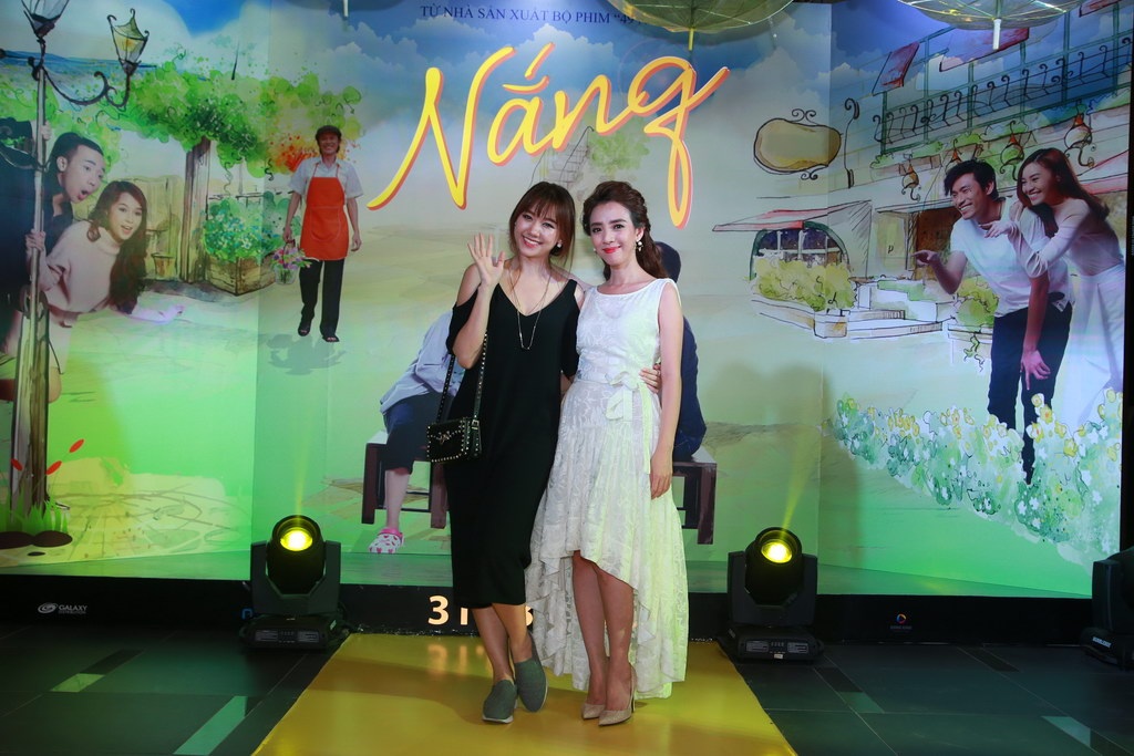 
Hari tạo dáng xì tin với diễn viên Thu Trang nhưng lại né tránh trả lời phỏng vấn của báo chí.
