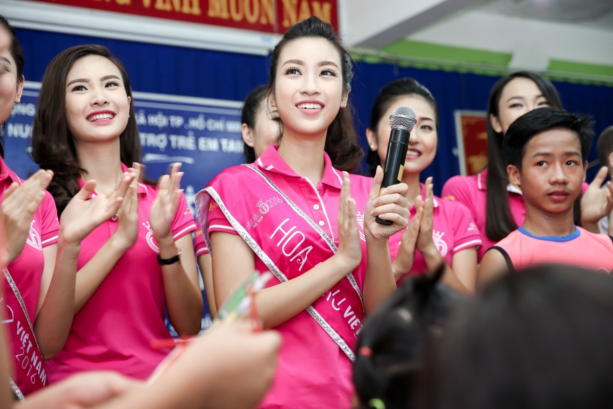 Hoa hậu Mỹ Linh rơi nước mắt khi đón trung thu sớm cùng trẻ mồ côi - 1 Hoa hậu Mỹ Linh rơi nước mắt khi đón trung thu sớm cùng trẻ mồ côi - 1