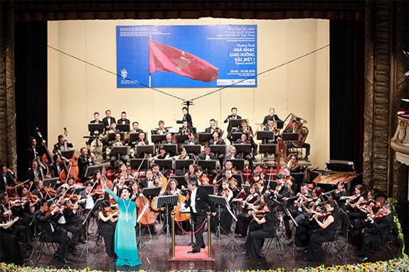 “Hòa nhạc Giao hưởng đặc biệt” thu hút đông đảo khán giả Thủ đô - 3 Ngoài khí nhạc còn có thanh nhạc. Ảnh: Nam Nguyễn.