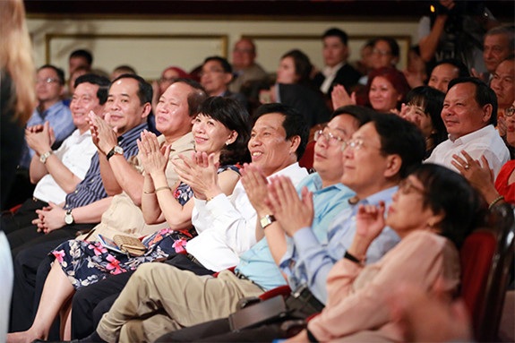 “Hòa nhạc Giao hưởng đặc biệt” thu hút đông đảo khán giả Thủ đô - 1 Lãnh đạo Bộ VHTTDL và các Bộ, Ban, Ngành đến ủng hộ đêm nhạc. Ảnh: Nam Nguyễn.