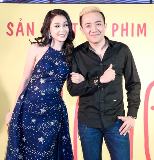 Hari Won thoắt ẩn, thoắt hiện khi đến ủng hộ phim của Trấn Thành - 7
Những hình ảnh của Trấn Thành tại buổi ra mắt phim ở TPHCM tối 29/8.