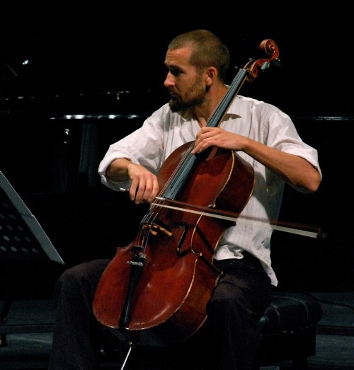 Vũ Nhật Tân mời nhạc sĩ đạt giải Grammy qua Việt Nam biểu diễn - 2 Peter Jacobson là một nghệ sĩ Cello từng giành giải Grammy cho thể loại nhạc Latin Rock Alternative năm 2003. Ảnh: TL.