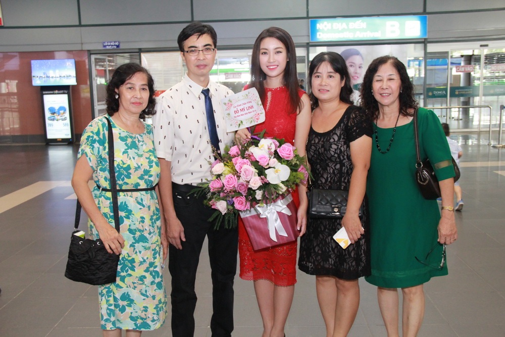 Hoa hậu Đỗ Mỹ Linh bên bố mẹ và hai bác khi vừa trở về Hà Nội sáng 2/9. Ảnh: Hoàng Nghĩa.