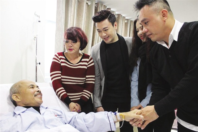 Rất nhiều bạn bè, đồng nghiệp, đàn em... đã đến thăm nam nghệ sĩ khi ông còn nằm trên giường bệnh. Ảnh: TL.