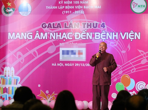Nghệ sĩ nghẹn ngào kể về những kỷ niệm với NSƯT Hán Văn Tình - 2 NSƯT Hán Văn Tình trong lần biểu diễn cuối cùng tại chương trình Mang âm nhạc đến bệnh viện. Ảnh: TL.