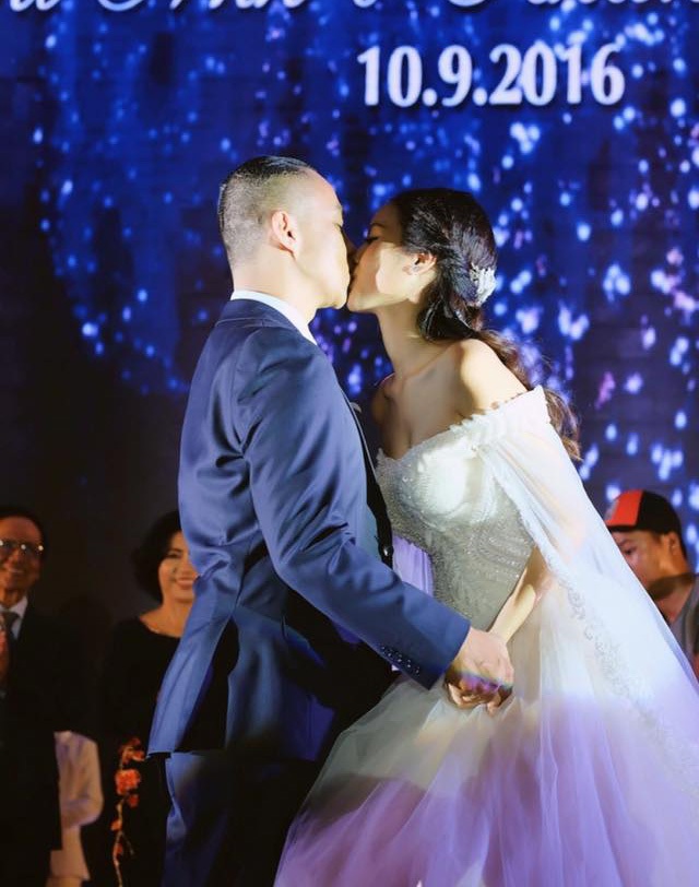 Khánh Thi “tươi như hoa” khi đến dự đám cưới “tình cũ” Chí Anh - 5 Cả hai cùng thực hiện các nghi thức quan trọng của lễ cưới và trao nhau nụ hôn nồng nàn như một minh chứng cho tình yêu vĩnh cữu.