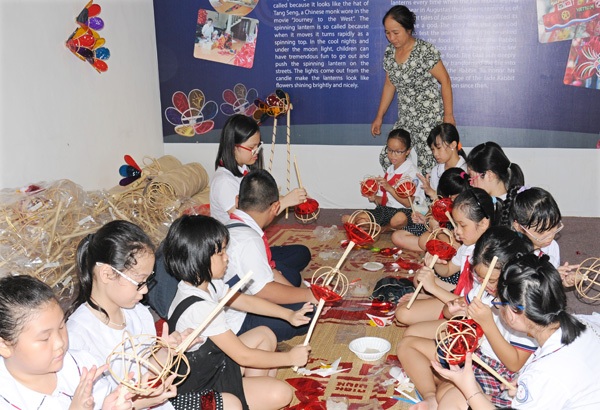 Vui Trung thu với các trò chơi dân gian tại Hoàng thành Thăng Long - 13 Thử làm đèn cù.