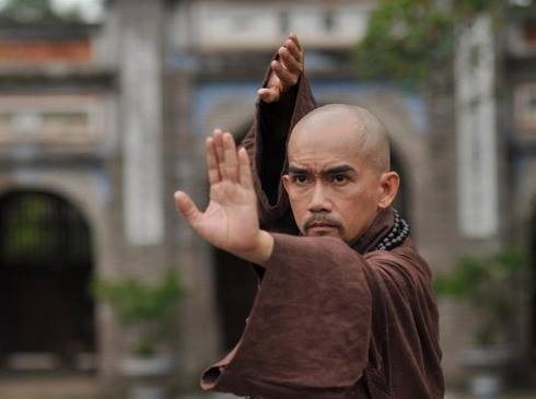 Vì sao Minh Thuận lại bỏ nghiệp ca hát, chuyển qua đóng phim? - 4 Minh Thuận vào vai Sư phụ trong phim Thiên mệnh anh hùng. Ảnh: TL.