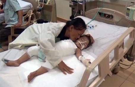 Nỗi đau thấu da thấu thịt của bé 2 tuổi bị nồi canh đang sôi đổ lên người - 5 Mấy ngày bé Huyền Trang nằm đau đớn trên giường bệnh, chị Lam không ăn, không ngủ. Chị thức trắng, canh chừng đứa con thơ, bởi chị sợ con chị đi mà không được nhìn mặt mẹ.