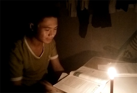 Mất điện liên tục, hàng trăm người dân đổ ra đường phản đối - 2 Nhiều em học sinh phải thắp đèn cầy để học
