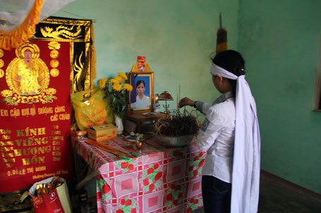 Từ hôm mẹ mất cô bé Linh chỉ thẩn thờ bên bàn thờ mẹ.