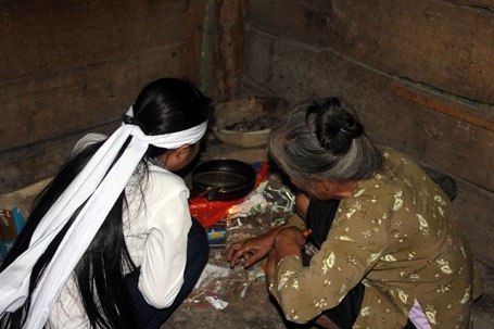 Từ ngày mẹ mất bà ngoại Tương Thị Liên phải gần gũi, động viên đứa cháu ngoại tội nghiệp. Bà lo cho sức khỏe của cháu, nhiều ngày liền Linh không buồn ăn uống vì cú sốc mất đi người mẹ yêu quý.