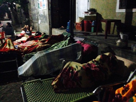 Chưa đồng thuận với các giải pháp mà chính quyền địa phương đưa ra, nhiều ngày qua bà con tiểu thương chợ huyện Kỳ Anh thức trắng đêm để canh giữ chợ.