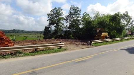 Vụ đường Hồ Chí Minh "kêu cứu": Xem lại năng lực "đối tác" - 1 Bờ ta luy bảo vệ đường Hồ Chí Minh bị người dân Phúc Đồng xẻo thịt.