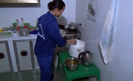 Nỗi lòng của những người phụ nữ "làm đẹp" cho đời - 3 Trở về nhà đã là hơn 12h đêm, bữa cơm con cái dành cho chị cũng đã nguội lạnh. Chị tâm sự nhiều hôm ăn cơm một mình giữa đêm khuya mà buồn vì vắng tiếng chồng con.