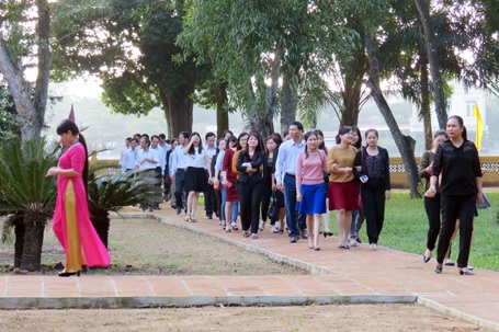 Ngắm những bức họa phóng tác về 14 nhân vật trong truyện Kiều - 2 Hàng ngàn lượt du khách đến tham quan khu lưu niệm trong đợt kỷ niệm 250 năm ngày sinh Đại thi hào Nguyễn Du