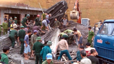 Sập giàn giáo tại cây xăng, 16 người bị vùi lấp - 1
Hiện trường ngổn ngang của vụ tai nạn lao động nghiêm trọng.