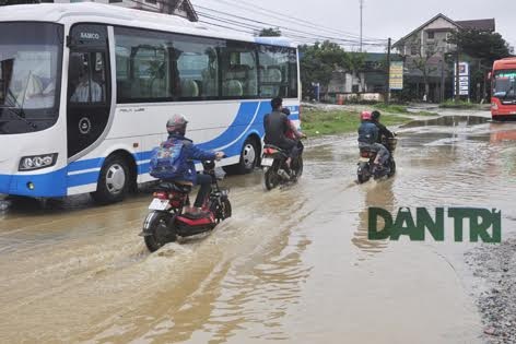 Nhọc nhằn đường lên cửa khẩu Cầu Treo - 1 Nhiều đoạn đường trên tuyến đường QL8A đang thi công dang dở, mỗi khi mưa xuống bị ngập úng nặng nề.