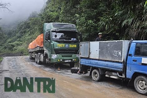 Nhọc nhằn đường lên cửa khẩu Cầu Treo - 3 Một chiếc xe kéo bị hỏng trên đèo