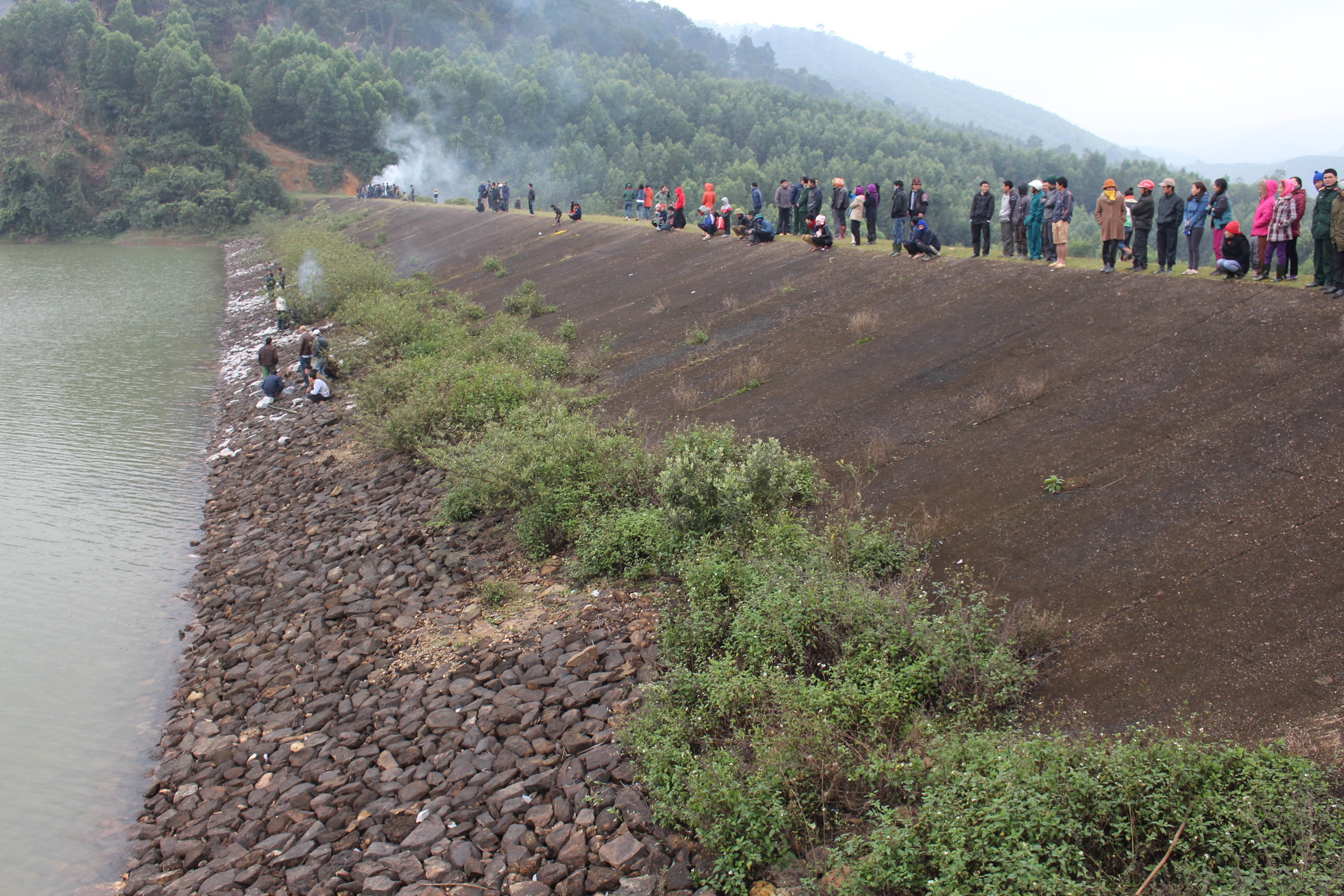 Rất đông người dân hiếu kỳ kéo đến xem sự việc (ảnh Đức Quyền)