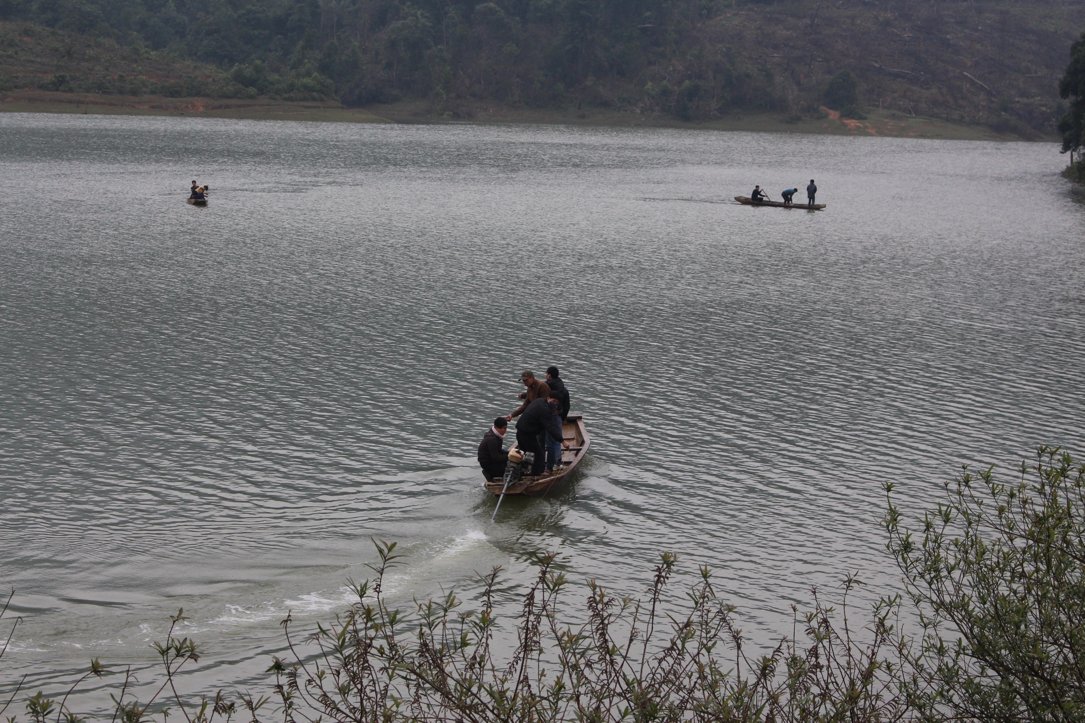 
Mặc dù 3 chiếc thuyền đã hoạt động hết công suất nhưng thi thể bà Tâm vẫn chưa được tìm thấy (ảnh Đức Quyền)
