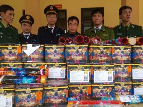 Tóm đối tượng buôn pháo lậu liên tỉnh bằng xe máy - 2 Buôn pháo lậu với món lãi lớn, nên những ngày giáp tết nguyên đán tình trạng này càng nóng lên (ảnh Ngân Hà)