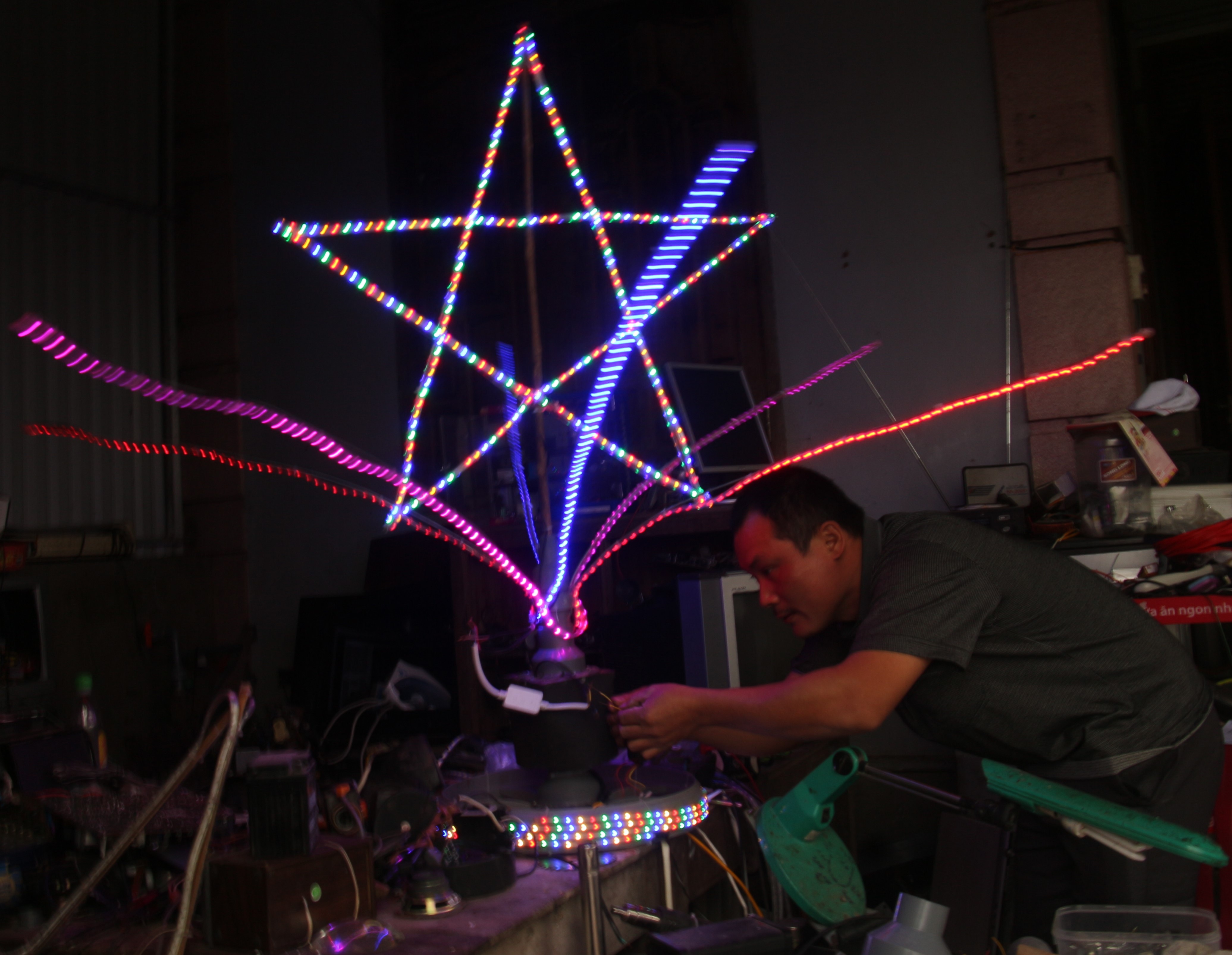 Ngày nay cây nêu truyền thống được cách tân thành cây nêu hiện đại với những đèn Led