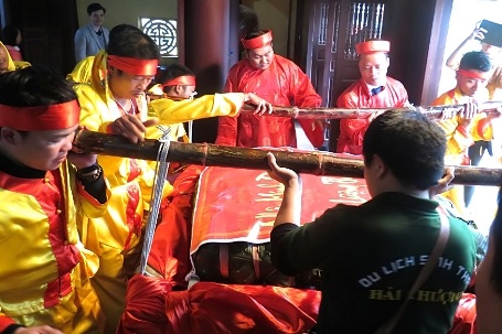 Chiếc bánh chưng được vận chuyển từ khu du lịch sinh thái lên nhà thờ Hải Thượng, xã Sơn Quang.