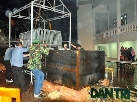 Công nhân đang điều hành Pa lăng xích để đưa bánh vào nồi.