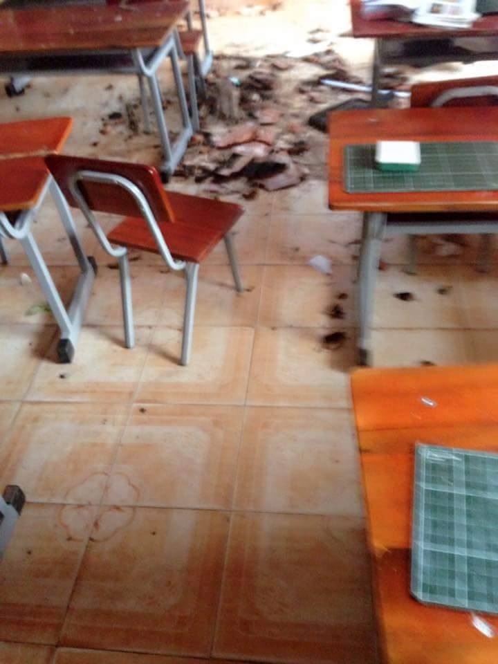 Hãi hùng cảnh mái và trần phòng học tự đổ sập - 3 Rất may vụ việc xảy ra trước giờ học nên không gây thiệt hại về người (ảnh Mai Nguyễn)