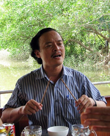 Bát, chén, đũa, vung nồi… lọt vào tay anh, tất cả đều trở thành nhạc cụ. Anh hát bằng tất cả niềm đam mê.