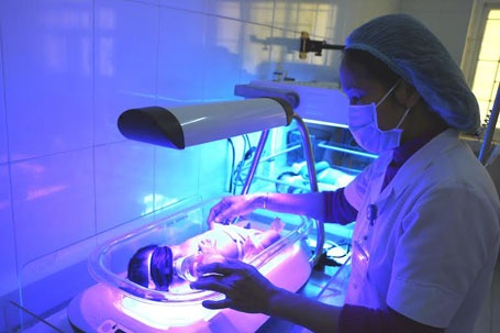 Thay máu, cứu bé sơ sinh 2 ngày tuổi bị vàng da nặng - 2
Hiện tại sức khỏe của bé Hằng đã ổn định và có thể xuất viện sau vài ngày nữa. (Ảnh: Song Hào)